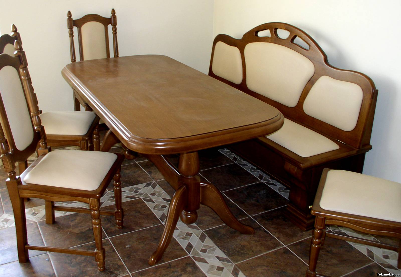 Купить кухонный стул на авито. Деревянный стол на кухню. Столы и стулья для кухни. Деревянный стол со стульями. Стол с табуретками для кухни.